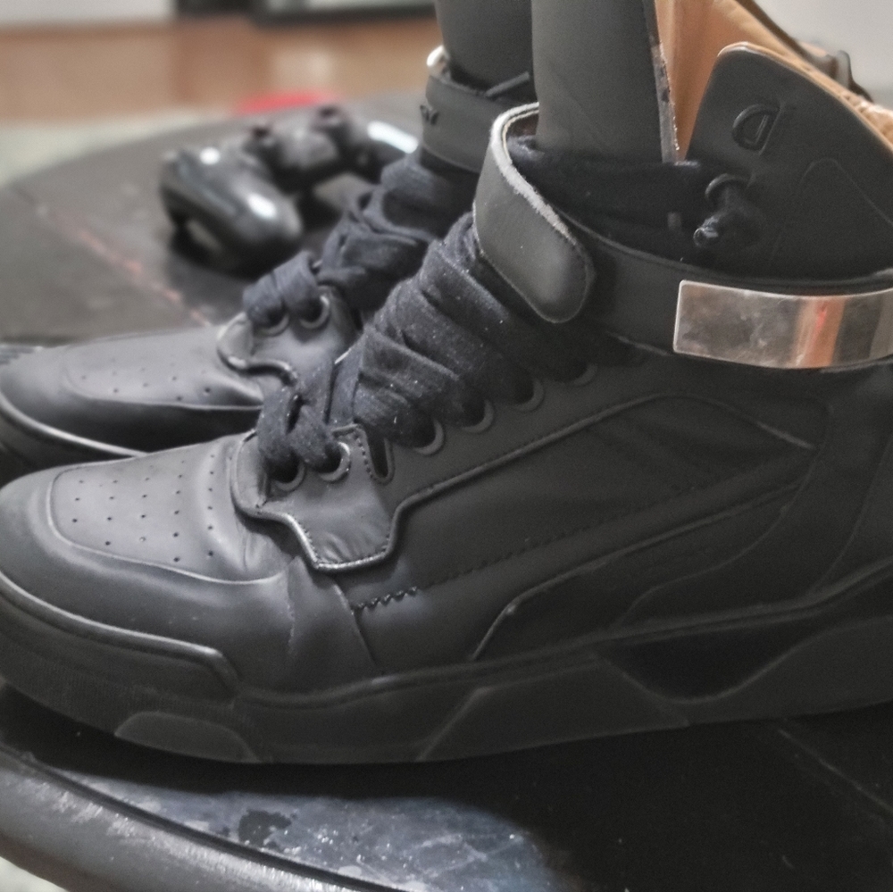 Givenchy - Picture 2 of 6
